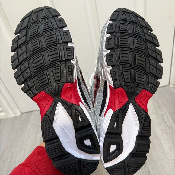 Nike Initiator Men's Silver and Black Athletic Shoes - Picture 4 of 5